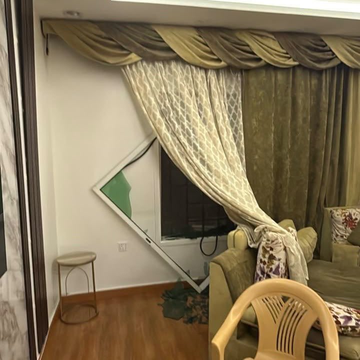 SaudiNews50's tweet photo. عاجل:

صور تُظهر الأضرار المادية التي لحقت بعدد من المنازل السكنية في الرياض، جراء سقوط شظايا اعتراض صاروخين من نوع كروز.

- https://t.co/wGipHbFfZM