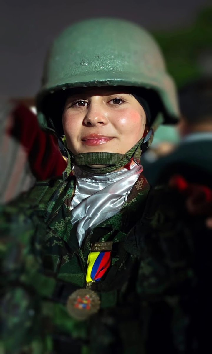 COL_EJERCITO's tweet photo. ¡Un sueño que encontró su propio camino!

A sus 18 años, la soldado SL12 María Paula Vela Espinel ha aprendido que los sueños no siempre se cumplen de la manera en que se imaginan, pero que cada paso, incluso aquellos que parecen difíciles, puede convertirse en una oportunidad para acercarse a ellos.

Conoce más en >> https://t.co/ikDK8At6Xq

#MujerMilitar