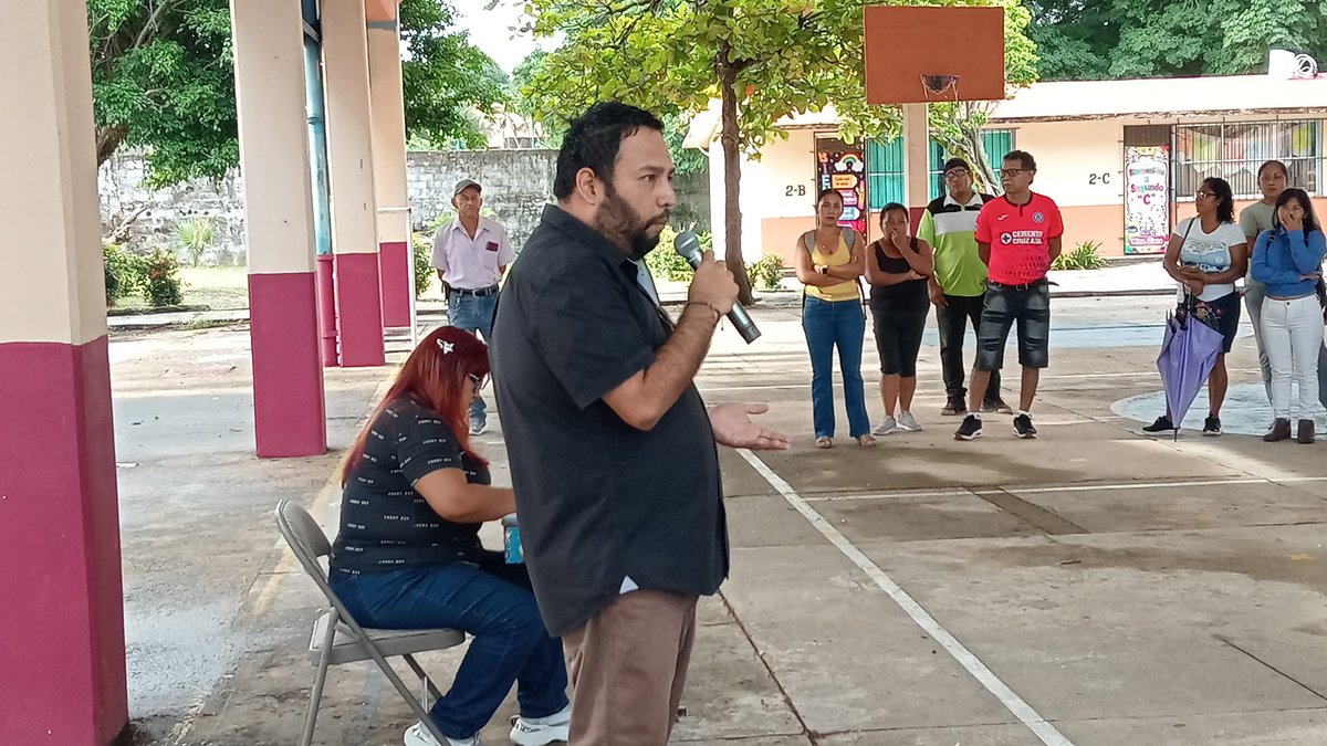 CDPNoticias1's tweet photo. La FGE investiga de oficio la irrupción armada de un hombre en primaria de Coatzacoalcos https://t.co/Ttoy0pQDNq https://t.co/xBSXkNda6z