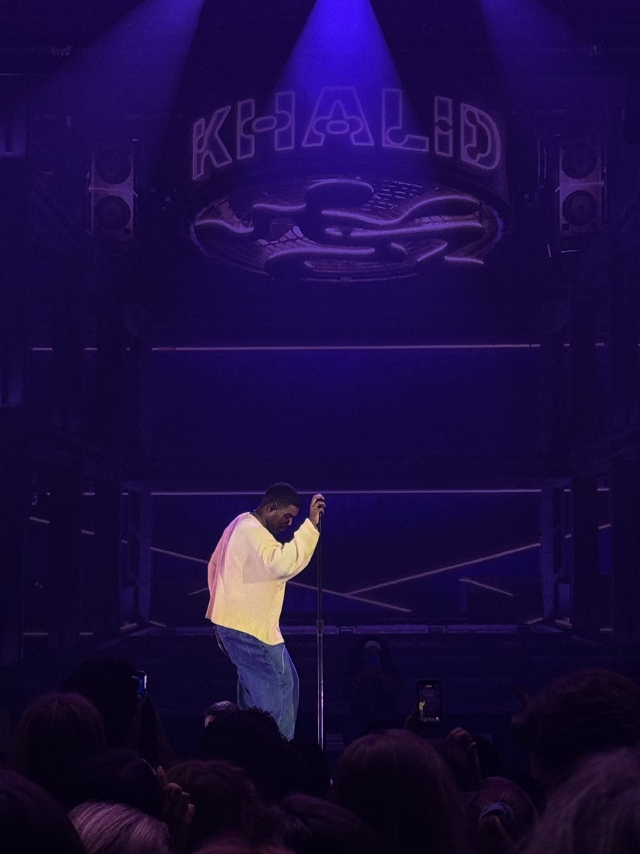 UEMusicHall's tweet photo. Even though it’s fall already, @thegreatkhalid brought summer back to the Uber Eats Music Hall with his “It’s Always Summer Somewhere”-Tour! ☀️

Rate the evening on a scale from 1 to 10! 😍✨

#khalid #itsalwayssummersomewhere https://t.co/eYanjiQXlD