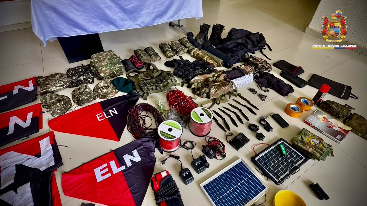COL_EJERCITO's tweet photo. 🚨BREAKING NEWS | A blow to the ELN in #Chocó. In the La Guama area, north of Río Iró, we captured 'El Tuerto,' an alleged member of the commission led by alias 'Robinson,' who is accused of orchestrating drone attacks in Tadó, Río Iró, and Condoto.

During the operation, troops from #Brigada15 of @Ejercito_Div7 seized firearms, ammunition, communications equipment, and materials for detonating explosives, thereby undermining the criminal capabilities of the Cacique Calarcá Front and contributing to the security of local communities.

#HomelandHonorLoyalty 
#ContraLaAmenaza