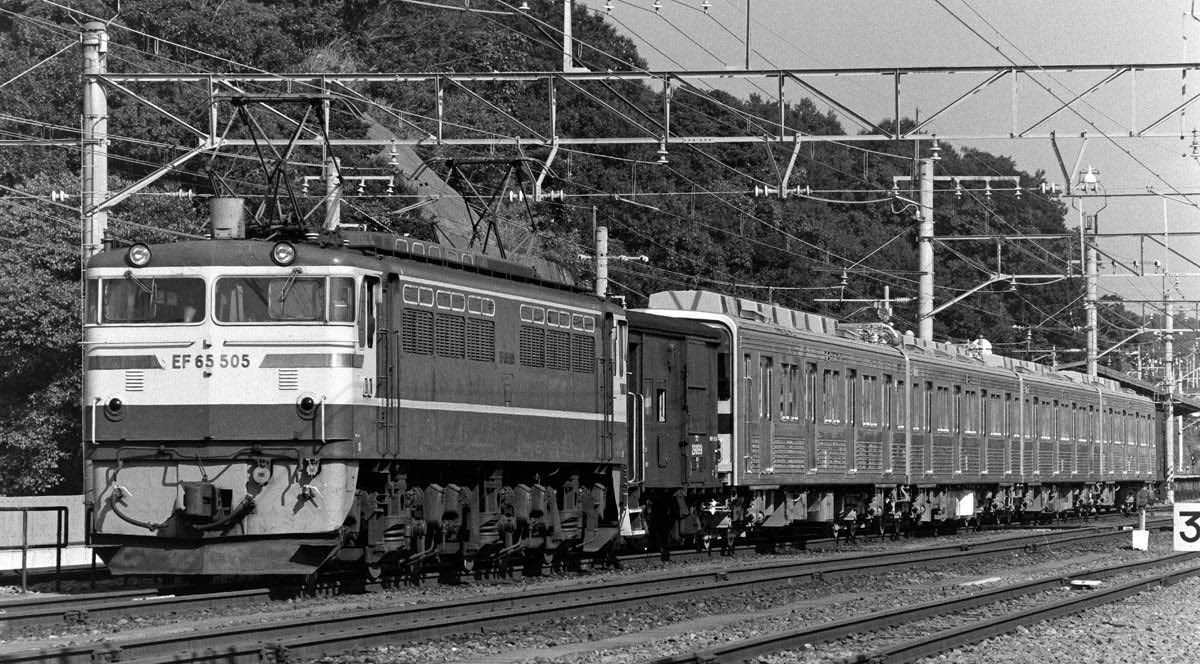 koh5861's tweet photo. 書籍【懐かしの国鉄甲種輸送1980's】ボツ写真-その18
東武9000系は1981年10月落成で本書対象外なので番外編で掲載検討もスペース都合でボツに。
東急4両・アルナ4両・富士重2両と分割発注のため3本の甲種が設定されました。写真（所蔵）は東急落成車、EF65 505逗子〜新鶴見、EF60 49大宮操〜熊谷タ。 https://t.co/FWJoqgfrMk