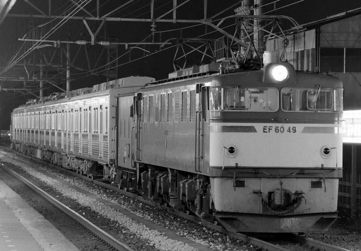 koh5861's tweet photo. 書籍【懐かしの国鉄甲種輸送1980's】ボツ写真-その18
東武9000系は1981年10月落成で本書対象外なので番外編で掲載検討もスペース都合でボツに。
東急4両・アルナ4両・富士重2両と分割発注のため3本の甲種が設定されました。写真（所蔵）は東急落成車、EF65 505逗子〜新鶴見、EF60 49大宮操〜熊谷タ。 https://t.co/FWJoqgfrMk