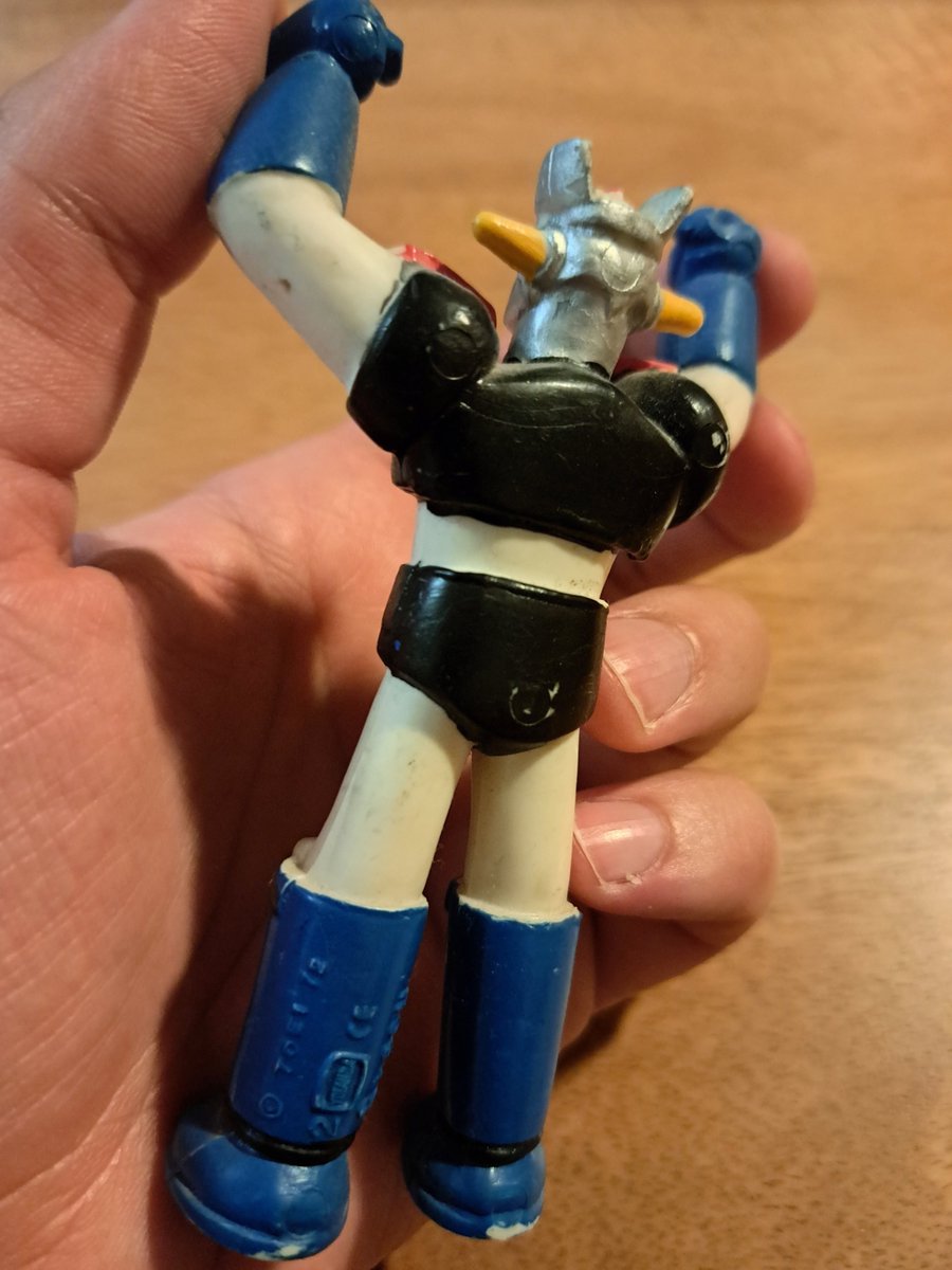 KabutoLegacy's tweet photo. Es curioso cómo una de las piezas más sencillas que tengo es también de las más importantes.
Me lleva a ese niño de los 90, poco comprendido entre los de su clase, que un día, de la mano de su nonna, vio fascinado a su héroe alzarse tras una vitrina.
Ella siempre lo entendió. https://t.co/bXUrOLqk5n