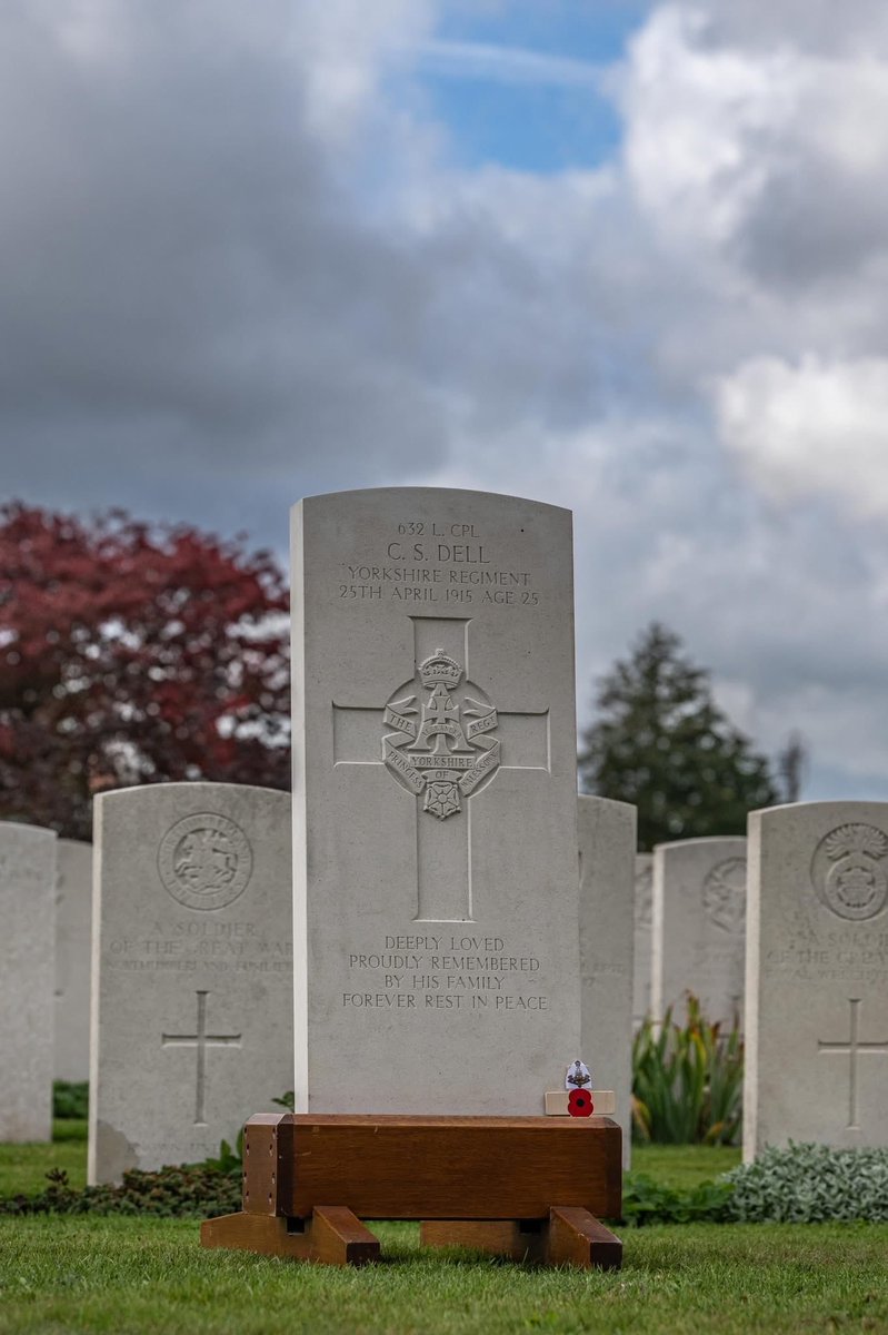 SimonVerdegem's tweet photo. After being recovered near St Julien in 2021, the remains of a British soldier have been identified through DNA analysis as Lance-Corporal Claude Stanley Dell of the Yorkshire Regiment.

Today he was laid to rest at Poelcapelle British Cemetery in the presence of his relatives. https://t.co/J74oBG9aEE