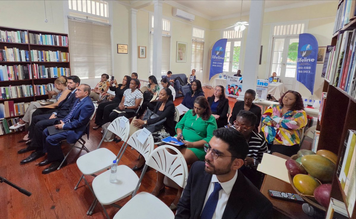EmbaMexTT's tweet photo. En conmemoración del Día Mundial de la Salud Mental, la Embajada de México abrió un espacio de reflexión sobre la salud mental, en colaboración con Lifeline, que brinda apoyo a personas que atraviesan situaciones de angustia emocional. (1/3) https://t.co/lxCCeHJe30