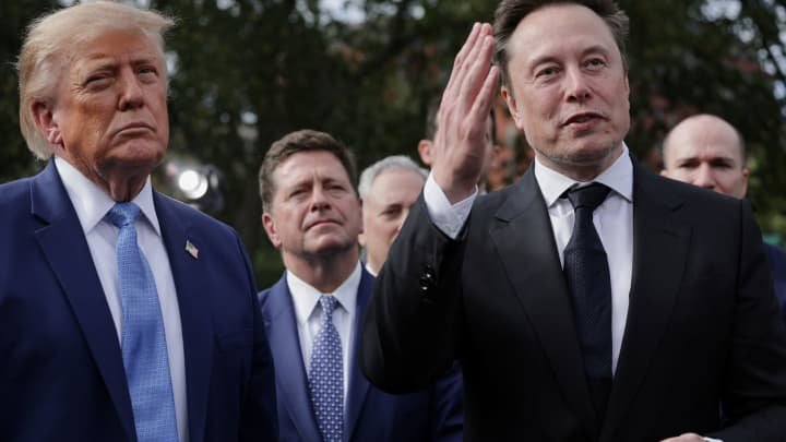 OldBronxGuy's tweet photo. Musk's 2026 political contributions are 366 million dollars--so far! That's the average ANNUAL income of 4.2 million U.S. families! All thrown by Elon at elections like small change from his back pocket. That's totally fucked up; so's the system allowing it. OUTVOTE his damn $$$! https://t.co/fzunCMeYbC