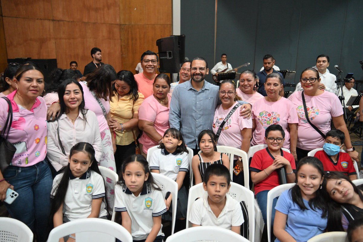 CDPNoticias1's tweet photo. Impulsa Pedro Miguel Rosaldo la lectura con 18 mil ejemplares en la Feria del Libro “Coatzacoalcos Lee” https://t.co/cytxSq3Ihu https://t.co/HQnhHD8M2Z