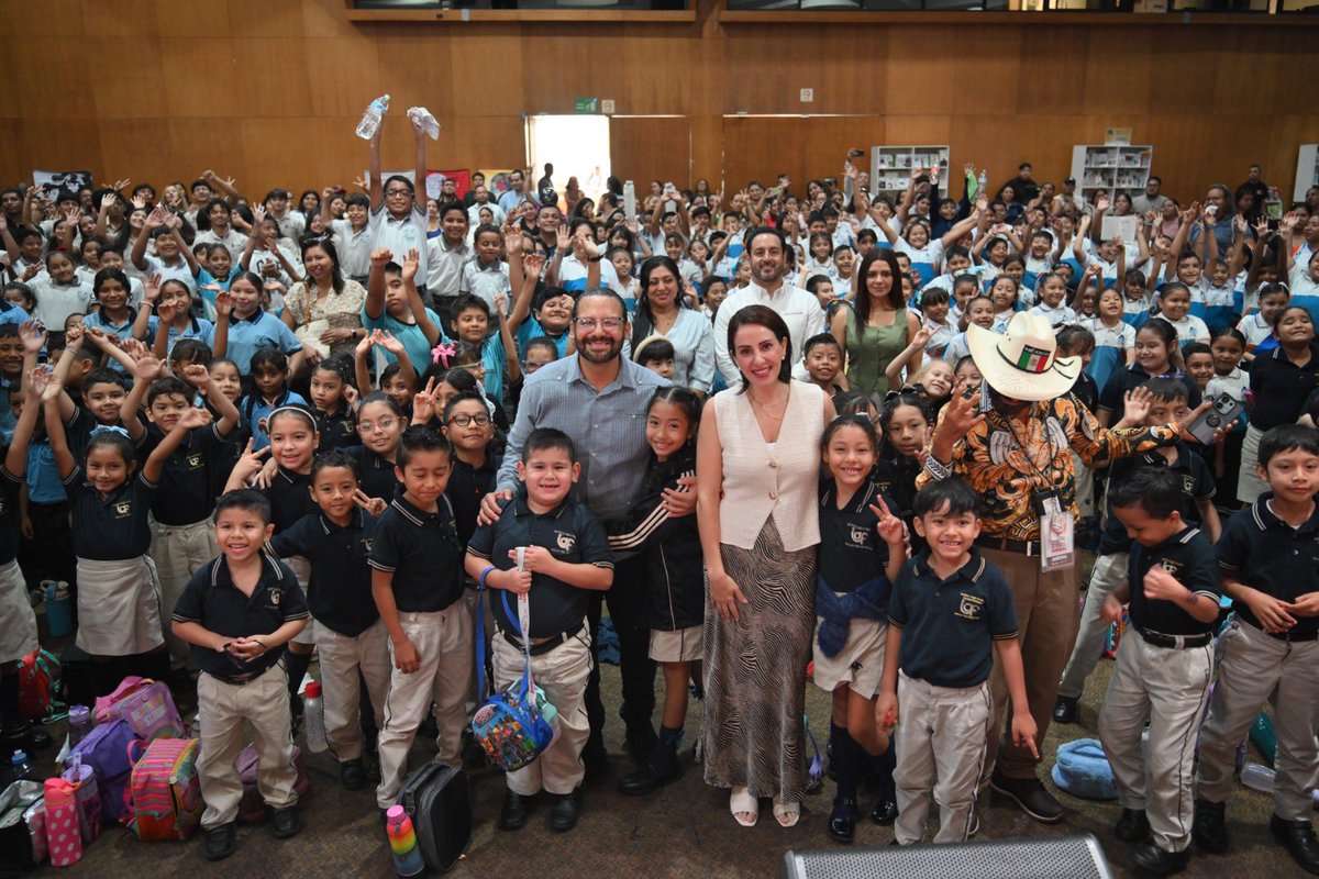 CDPNoticias1's tweet photo. Impulsa Pedro Miguel Rosaldo la lectura con 18 mil ejemplares en la Feria del Libro “Coatzacoalcos Lee” https://t.co/cytxSq3Ihu https://t.co/HQnhHD8M2Z