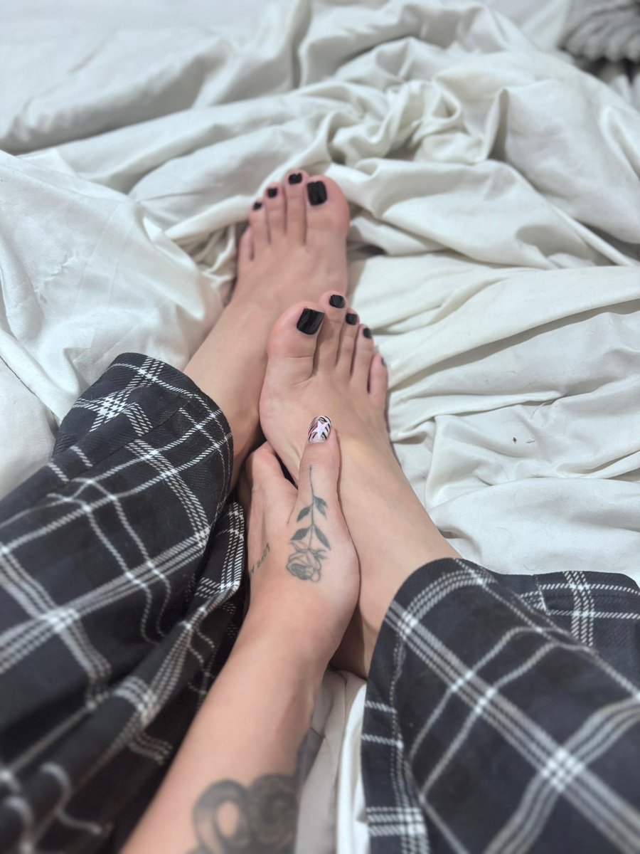 Jennossaur's tweet photo. Nails done 🖤✨ https://t.co/83BehO9XDF