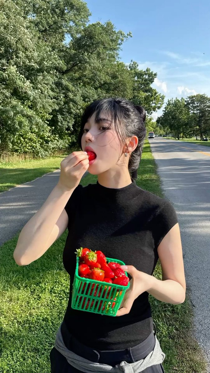 veloursfatal_'s tweet photo. 🍓 https://t.co/8Y2mO8muwi