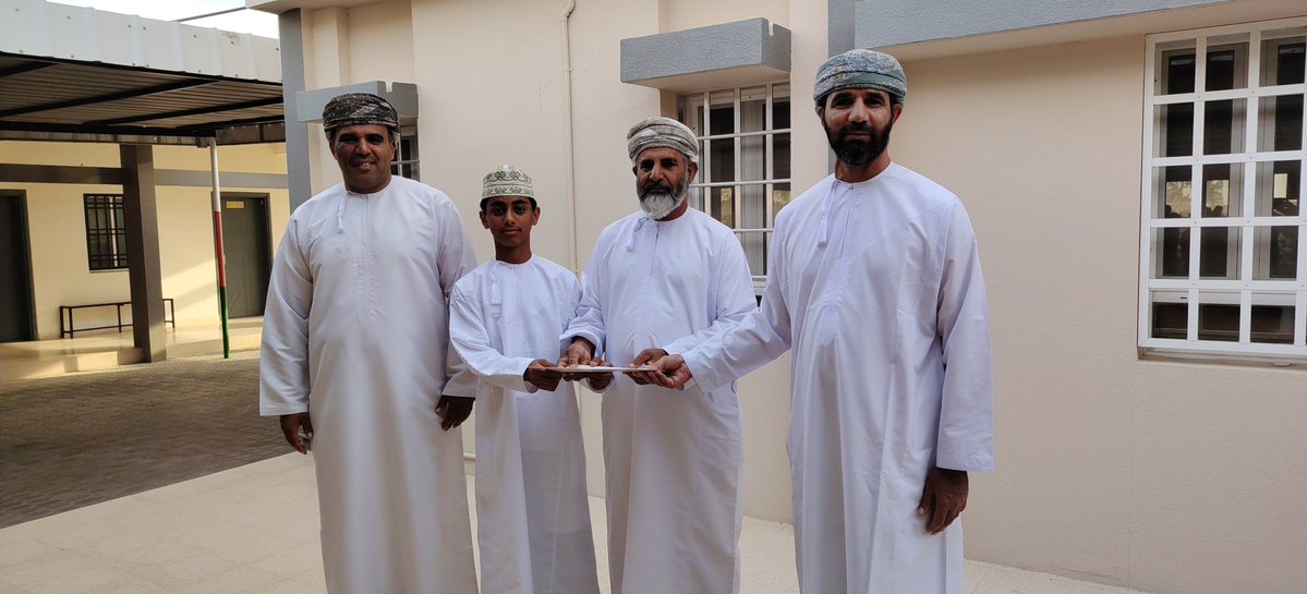EduGovDkh4327's tweet photo. اليوم الأربعاء 14-10-2026 كرم الاستاذ جمعة بن خليفة الهنائي - معلم أول لغة إنجليزية - الطالب سعيد بن حمد الخايفي لإنضباطه السلوكي وتعاونه في حصص اللغة الانجليزية، كان ذلك بحضور مدير المدرسة الاستاذ مسعود الهنائي والأخصائي الاجتماعي أمجد الهنائي https://t.co/QvyJ8xIJ0R