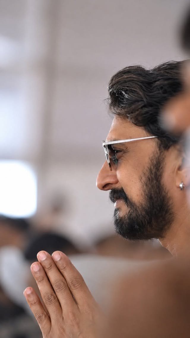 KicchaUniverse's tweet photo. The Boss. The Swag. The Aura. ❤️‍🔥

Kiccha Sudeep is all set to light up Chitradurga! 💥

One Boss. One Legacy. Millions of Hearts. 👑❤️‍🔥

@KicchaSudeep

#KicchaSudeep #KicchaUniverse #Chitradurga #KicchaBoss #Karnataka https://t.co/x7iifdYogF