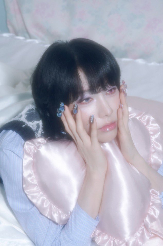kissyoonjinnie's tweet photo. chews them like bubble gum https://t.co/yxvNS58Mnc