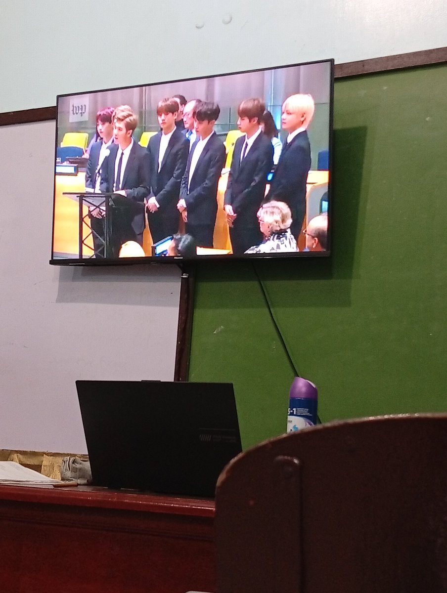 yanz_disposal's tweet photo. who is this on our tv screen 😭😭😭 https://t.co/bzUUgDc6KM