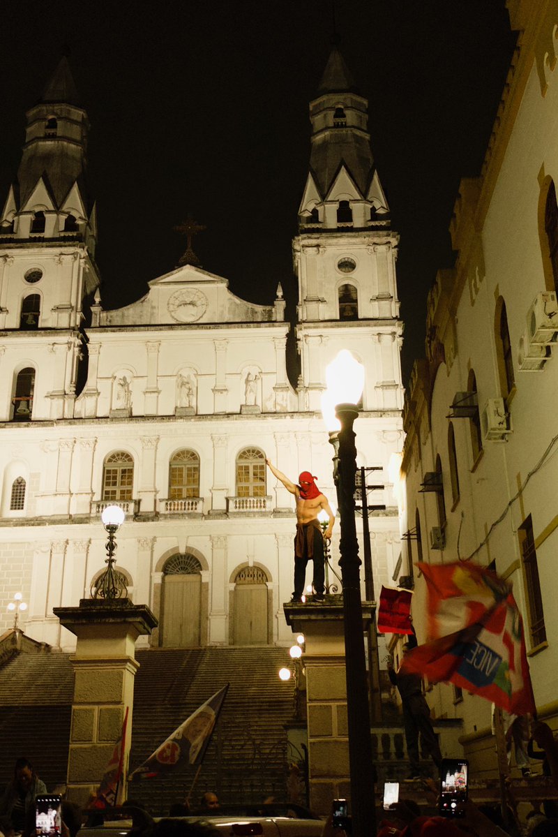 laurah______'s tweet photo. porto alegre eh lula https://t.co/sZnxEi8ooG