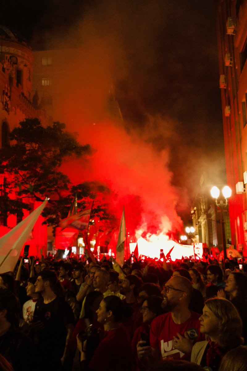 laurah______'s tweet photo. porto alegre eh lula https://t.co/sZnxEi8ooG