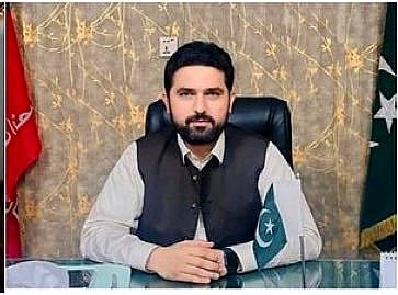 QasimKhanSuri's tweet photo. خیبر پختونخوا کو کور کمانڈر اور سیکٹر کمانڈر کنٹرول کر رہے ہیں اور ان کے احکامات پر خیبر پختونخوا کے منتخب وزیر اعلیٰ سہیل خان آفریدی، منتخب سپیکر صوبائی اسمبلی بابر خان سواتی، صوبائی صدر پاکستان تحریک انصاف جنید اکبر، 7 ممبران صوبائی اسمبلی و وزراء فضل شکور خان، ڈاکٹر امجد علی، عبدالسلام آفریدی، محمد ریاض، سلطان روم اغواء، اراکین قومی اسمبلی فضل خان، زبیر خان جبری لاپتہ، اغواء اور حبس بے جا میں ہیں، ایم این اے داور کنڈی گرفتار، سجاد خان مہمند، صدر انصاف ڈاکٹر فورم خیبر پختونخوا ڈاکٹر نبی جان، صوبائی سیکرٹری جنرل انصاف ڈاکٹرز فورم ڈاکٹر سردار محمد سعد، درجنوں عہدیداران اور کارکنان جبری لاپتہ، اغواء اور حبس بے جا میں ہیں، جبکہ پچھلے 48 گھنٹوں کے دوران فوج اور پولیس کی سیدھی فائرنگ سے شہید اور زخمی ہونے والوں کی تعداد انٹرنیٹ، کیبل، موبائل سروس بند ہونے کے باعث ابھی تک نامعلوم ہے۔
#FascismUnderAsimLaw 
#PakistanUnderMartialLaw