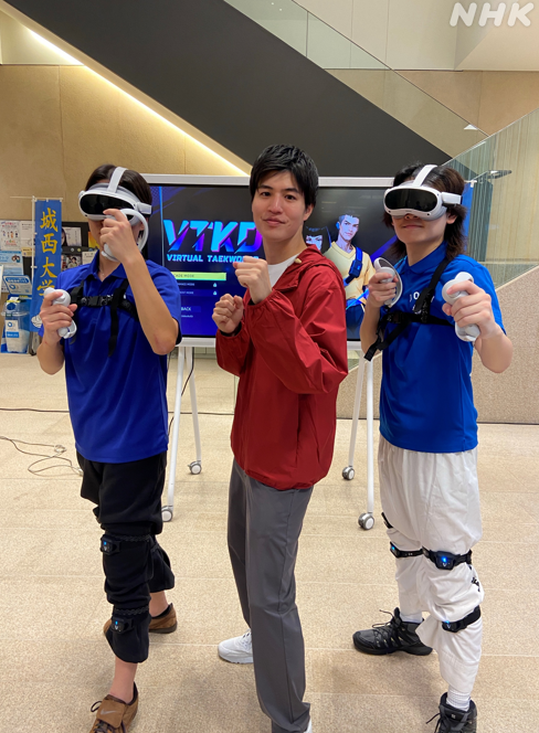 nhk_ohayou's tweet photo. ＼仮想空間の新・格闘技🥋／
リポーターの澤田拓海です
東京・千代田区の城西大学から
「バーチャルテコンドー」についてお伝えしました！
一見 何もない所に技を繰り出す不思議な空間😮
体格差や年齢にかかわらず楽しめます👊
対戦の様子など見逃し配信は👇
https://t.co/mmmdcNCxSe https://t.co/A3mEuCnQrV