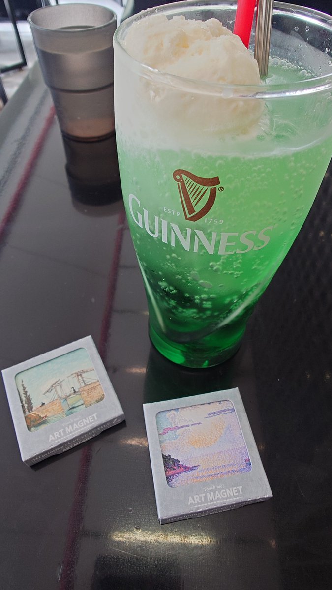 x4d_yukina's tweet photo. 跳ね橋の他に、色彩が好きだなぁと思った海の絵のマグネットを自分用のお土産にお買い上げ\( ´ω` )/

それにしてもクリームソーダが酒のグラスに入っててなんともいえず味がある🍹 https://t.co/fJCzPoPfTo
