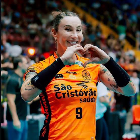 anjoDpapel's tweet photo. Se foi seu último jogo, obrigado, Tiffany!

Algumas jogadoras farão mil pontos. Algumas farão 500 bloqueios. Mas só você será a primeira mulher trans a jogar na elite do vôlei brasileiro.

Você não é só uma parte da história da Superliga. Você é a própria história da Superliga.❤️ https://t.co/u95y8Dy9Xq