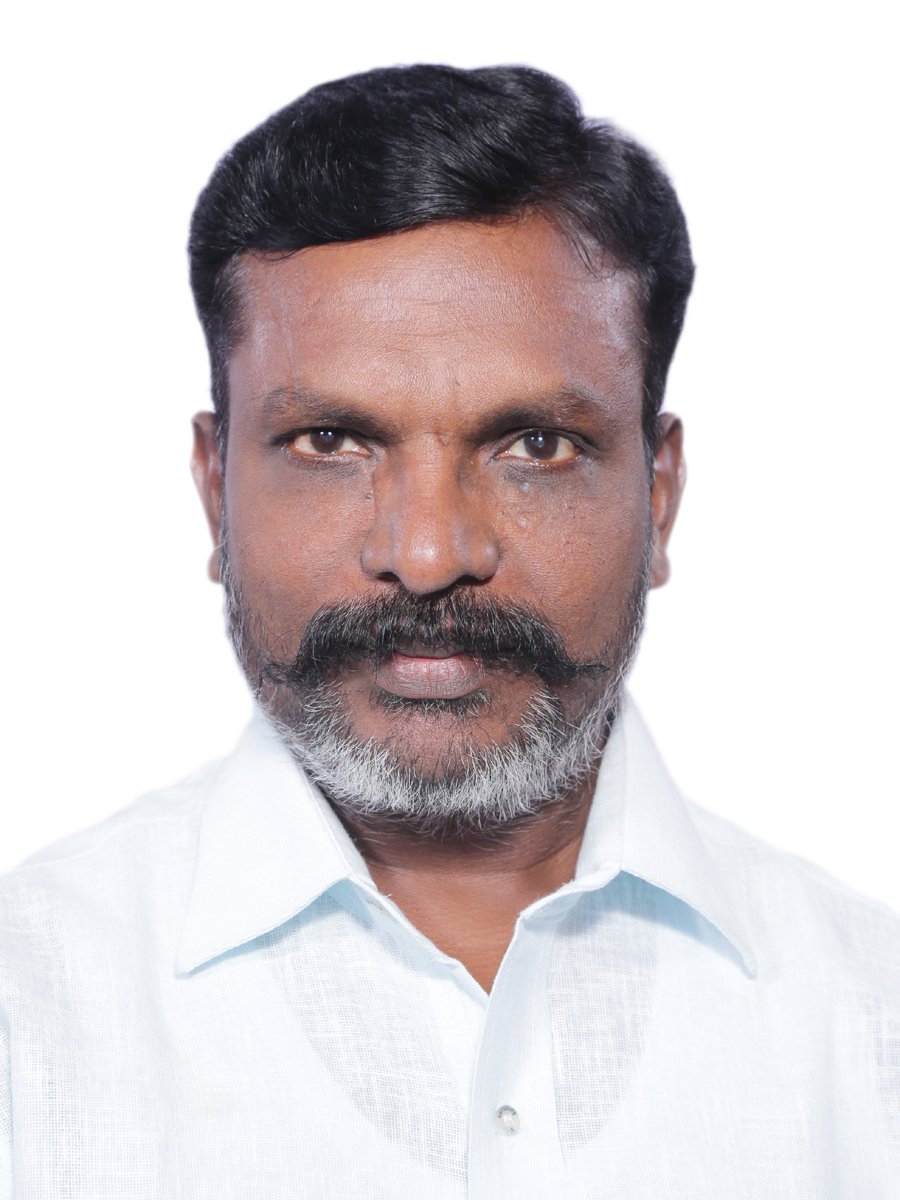 Mrblackvk's tweet photo. இந்த வாரம் விகடனில் திருமாவளவன் அடித்த "அப்போ vs இப்போ" பல்டி பேச்சுக்களை கார்ட்டூன் போல் பதிவிட்டு இருக்கிறார்கள் ....

இணையத்தில் சென்று அதையெல்லாம் யார் பார்க்க போகிறார்கள் என்ற அதப்பில் சிறுத்தை குட்டிகள் அதை பெரிதாக கண்டு கொள்ளவில்லை!

அதன் தொகுப்பு இங்கே,திருமாவின் பேச்சுக்கள் ...அப்படியே கீழே இருக்கு பாருங்கள்!

பல்டி பேச்சு 1. 

அப்போ:(த.வெ.க-வின் விக்கிரவாண்டி மாநாட்டிற்குப் பிறகு...) தீபாவளி, பொங்கலுக்கு ஆஃபர் கொடுப்பதுபோல், 'ஆட்சியில் பங்கு தருகிறோம்' என ஆஃபர் கொடுத்து விஜய் காத்திருக்கிறார்.

இப்போ:தேர்தலுக்கு முன்பே, 'ஆட்சியில் பங்கும்... அதிகாரத்திலும் பங்கு' என்று சொன்ன ஒரே தலைவர் தமிழ்நாட்டில் த.வெ.க தலைவர் ஜோசப் விஜய் அவர்கள்தான்.

பல்டி பேச்சு 2. 

அப்போ: (திருச்சியில் 2, அக்டோபர் 2025)விஜய் மீது வழக்கு பதிவுசெய்ய காவல்துறை தயங்குவது ஏன்?(செப்டம்பர் 11, 2026 தர்மபுரியில் நடந்த திருமண நிகழ்வில்...) களூர் சம்பவத்தில் விஜய் மீது வழக்கு தொடுத்திருக்க வேண்டும் என்று நான் சொன்னேனா இல்லையா, வேண்டுமென்றே காலம் தாழ்த்தினார். அதனால்தான் கும்பல் கூடியது, நெரிசல் ஏற்பட்டது. நெரிசல்தான் சாவுக்களுக்கு காரணம் என்கிறபோது அதற்குப் பொறுப்பேற்க வேண்டிய அத்தனை பேரையும் வழக்கில் சேர்த்திருக்க வேண்டுமா, வேண்டாமா... அப்போதே விஜய்யை அம்பலப்படுத்தியிருக்க வேண்டுமா, வேண்டாமா?

இப்போ: (அக்டோபர் 1, மதுராந்தகம் கூட்டணிக் கட்சிகள் பொதுக்கூட்டத்தில்)களூர் சம்பவம் நடந்தபோது ஆதவ் அர்ஜுனாவைத் தொடர்பு கொண்டு, 'வருத்தப்பட வேண்டாம். மனம் தளர வேண்டாம். இது ஒரு விபத்து, அவ்வளவுதான். இதற்கு அரசியல் உள்நோக்கம் கற்பிக்க வேண்டாம். இதைக் கடந்து செல்லுங்கள். விஜய்யிடம் என்னுடைய வருத்தத்தை வெளிப்படுத்துங்கள்' எனக் கூறினேன்.

பல்டி பேச்சு 3. 

அப்போ:(அக்டோபர் 9, 2025 திருவண்ணாமமலை மாவட்டம் செங்கம் நிகழ்ச்சியில்...) பா.ஜ.க எதிர்ப்பில் தமிழக வெற்றிக் கழகத் தலைவர் விஜய் உறுதியாக இல்லை.

இப்போ:சினிமாவில் விஜய், அரசியலில் ஜோசப் விஜய். பா.ஜ.க-வுக்கு எதிரான ஒரு நிலைப்பாட்டைத் தன் பெயரை அறிவிப்பதிலிருந்தே அவர் எடுக்கிறார். அந்தப் பெயரிலேயே தேர்தல் களம் காண்பேன் என்னும் துணிச்சலான முடிவை அவரால் எடுக்க முடிந்தது.

பல்டி பேச்சு 4. 

அப்போ:(விக்கிரவாண்டியில் 2024-ல் நடந்த த.வெ.க-வின் முதல் மாநாடு குறித்து...) மாநாட்டில் ஆக்கபூர்வமான எந்த செயல் திட்டமும் அறிவிக்கப்படவில்லை. தி.மு.க வெறுப்பு, தி.மு.க வெறுப்பு, தி.மு.க வெறுப்பு என்பதே த.வெ.க உமிழ்ந்த அரசியல்.

இப்போ:தேர்தலுக்கு முன்பாக தி.மு.க-வை மட்டுமே குறிவைத்துப் பேசினார் விஜய். வேறு கட்சிகளைப் பேசவில்லை. அது ஒரு Strategy.

பல்டி பேச்சு 5. 

அப்போ:(மார்ச் 8, 2025 சென்னையில் மகளிர் தின விழாவில்...) இன்னும் ஒரு தேர்தல் கூட்டணி நிச்சயமாகவில்லை. எவ்வளவு வாக்குகள் பெறுவார்கள் என்று யாருக்கும் தெரியாது. ஆனால், முதலமைச்சரே இவர்தான் என்று ஊடகங்களே வரிந்து கட்டிக்கொண்டு, வலிந்து வலிந்து செய்தியைப் பிரசுரித்துப்படுத்துகிறார்கள்.

இப்போ:த.வெ.க-வை நாங்கள் குறைத்து மதிப்பிட்டோம் என்பதைவிட குறுகிய யுத்தியோடு அணுகினோம் என்பதுதான் உண்மை.

பல்டி பேச்சு 6. 

அப்போ:(செப்டம்பர் 11, 2026 தர்மபுரியில் நடந்த திருமண நிகழ்வில்...) 100 சதவீகிதம் தி.மு.க கூட்டணியில் வி.சி.க நீடிக்க முடியாமல் போனதற்கு தி.மு.க-தான் முழுப்பொறுப்பு.

இப்போ:த.வெ.க-வுடன் இணைந்து இந்தக் கூட்டணியில் பயணிக்கக்கூடிய சூழல் உருவானதற்கு, 'காலம் இட்ட கட்டளை'தான் காரணம்.

திருமாவிற்கு வாக்களியுங்கள் வாக்களியுங்கள், என்று சிதம்பரத்தில் எத்தனை பேருக்கு, கைகூப்பி வணக்கம் வைத்து வாக்கு கேட்டு இருக்கேன் .....அவமானமாய் இருக்கு!

ஒரே ஒரு அமைச்சர் பதவி : இவ்வளவு முரண்பாடுகளா?

திமுக பக்கம் மட்டும் வந்துவிடாதீர்!