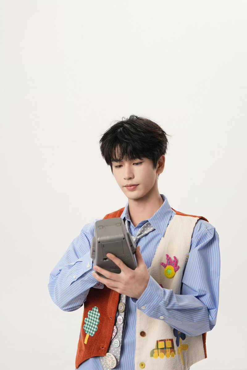 KongsonSiwanee's tweet photo. สตูดิโอเฮ่อเฮ่ออัพเว่ยปั๋วค่ะ📸
:
หล่อปังมากค่ะ🥳🎊🎉❤️
:
“เศษงานเขียนหลิงเฮ่อ”🧩

ความรักที่หลากหลาย ความสุขความสนุกสนานที่เกิดขึ้นเองตามธรรมชาติ มาร่วมค้นพบแง่มุม ของชีวิตที่พบได้ในสิ่งที่เราหลงไหลไปกับจางหลิงเฮ่อกันเถอะ🥰
:
#จางหลิงเฮ่อ #Zhanglinghe 
#张凌赫 #ZLHxTaobao
#จางหลิงเฮ่อเมนโปรด
https://t.co/VvCMRKGF1l Zhanglinghe Studio Update 📷❤️