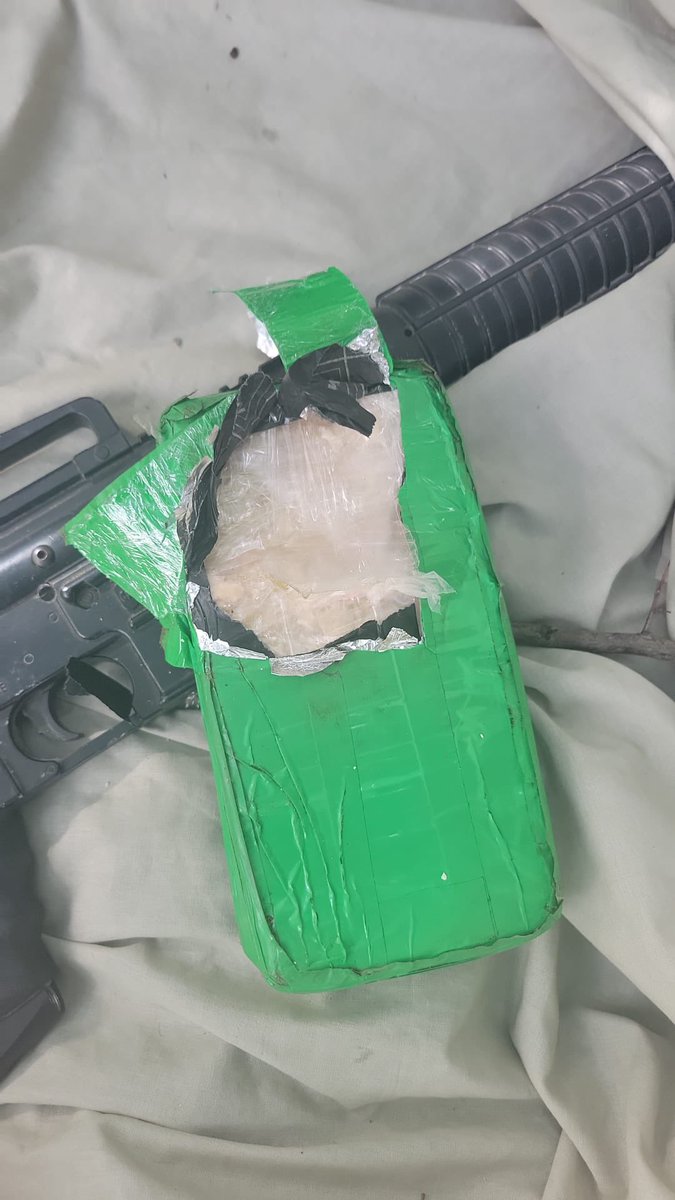 Minterioruy's tweet photo. El Ministro del Interior, Carlos Negro, junto al Director de la Policía Nacional, José Manuel Azambuya, se encuentra en Canelones con motivo de la Operación Roosevelt, que permitió la incautación de más de 21 kilos de cocaína. 

La droga fue hallada en el baúl de un vehículo interceptado por efectivos del Área de Investigaciones de la Jefatura Operacional III, en el marco de una investigación vinculada a estupefacientes.

Durante la conferencia de prensa, el Ministro destacó el despliegue policial y las tareas de inteligencia que permitieron concretar el procedimiento.

https://t.co/MRKY51n5jx