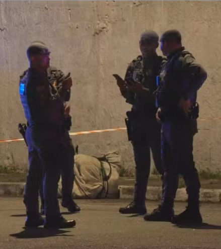 diretodomiolo's tweet photo. 🚨GRAVE: DÉCIMO corpo é encontrado sem vida, enrolado em um saco, em um intervalo de 37 dias, e aumentam os rumores sobre suposto “serial killer” à solta em São Paulo (SP). 

Apesar disso, autoridades acreditam que seja mais um caso relacionado ao “tribunal do crime”. https://t.co/9LqYs9suJk