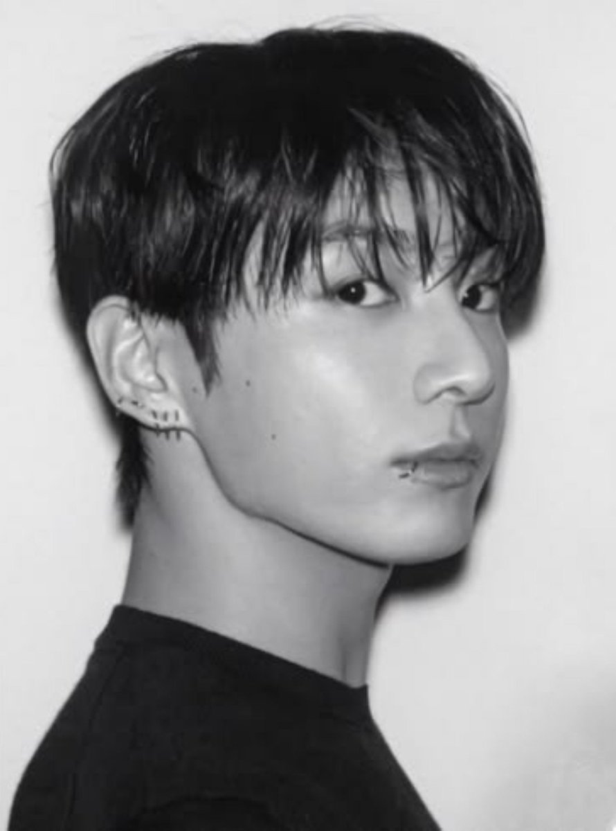 pjsasay's tweet photo. Uma #jikook au onde: 

Raro na natureza, o alfa lúpos Jungkook viveu anos sob torturas cruéis até ser resgatado. Traumatizado, ele se recusa a emitir qualquer palavra. Quando os médicos desistem, o psicólogo Park Jimin assume o caso.  Jurando curar aquele que só conheceu a dor. https://t.co/uq7yUfmZSR