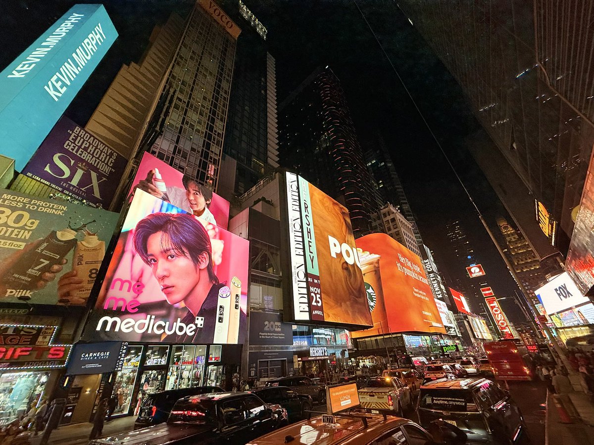 kazuyanamie's tweet photo. meme medicube week in NY - 47th St &amp; 7th Av 

夜バージョン 写真！イエローキャブが居てくれるとニューヨーク感増すけんいいね☺️

medicube with RenMeguro
#medicube #mememedicube #目黒蓮 https://t.co/p1NoRDfzE9