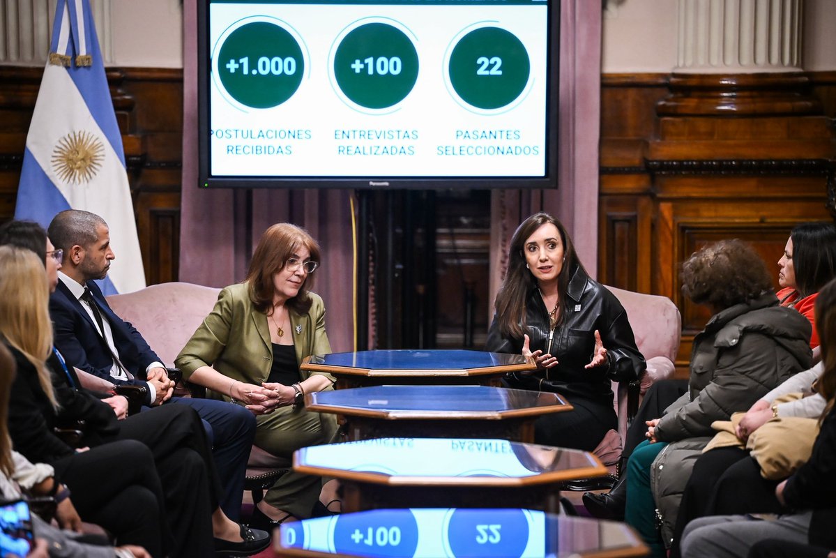 villarruelarmy_'s tweet photo. 🇦🇷 Victoria Villarruel puso en marcha el Programa de Pasantías Educativas Rentadas en el Senado.

🎓 Más de 1.000 postulantes, 14 instituciones educativas y 22 jóvenes seleccionados.

Una iniciativa de su gestión que abre oportunidades de formación y experiencia laboral. https://t.co/DBI5hqT5oq