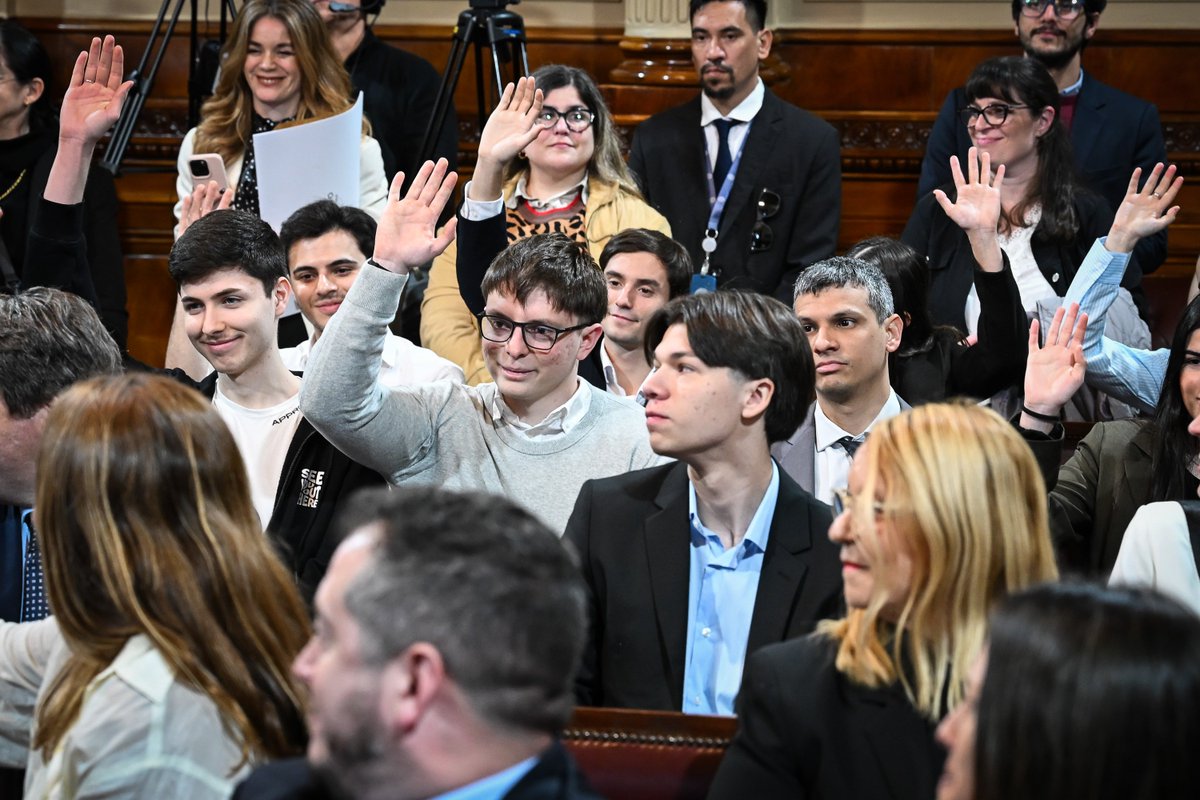 villarruelarmy_'s tweet photo. 🇦🇷 Victoria Villarruel puso en marcha el Programa de Pasantías Educativas Rentadas en el Senado.

🎓 Más de 1.000 postulantes, 14 instituciones educativas y 22 jóvenes seleccionados.

Una iniciativa de su gestión que abre oportunidades de formación y experiencia laboral. https://t.co/DBI5hqT5oq