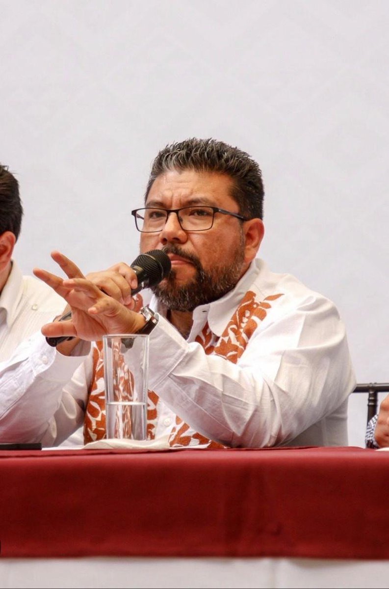 SGarciaSoto's tweet photo. En el Gobierno de Oaxaca el consejero jurídico @geovanyvasquez no deja de causarle problemas a su jefe, el gobernador @salomonj Además de acumular fracasos en los tribunales, donde no da una, el abogado estatal impulsó a una presidenta del Tribunal, Berenice Ramírez, que tuvo que ser depuesta por endeudamiento e incapacidad. Vázquez Sagrero carga también con investigaciones sobre la red de despojo operando desde Instituto de la Función Registral (IFREO). Pero lo más alarmante es su hostigamiento sistemático a opositores y a la libertad de expresión. El ejemplo más reciente es su embestida contra el periodista @jczavalad y @El_Universal_Mx tras un reportaje documentado que exhibía la investigación a funcionarios de su área por despojo, su respuesta no fue aclarar la corrupción, sino que uso el poder de la mañanera para acosar, estigmatizar y denostar al periodista, intentando desacreditar la verdad. Atacar al mensajero para evadir su responsabilidad. Y para mayores señas hay un video del periodista oaxaqueño asesinado el pasado mes de julio, Alejandro Leyva, en el que lo responsabilizaba de cualquier ataque o agresión en su contra. Con un consejero así, para que quiere enemigos el gobernador Jara.