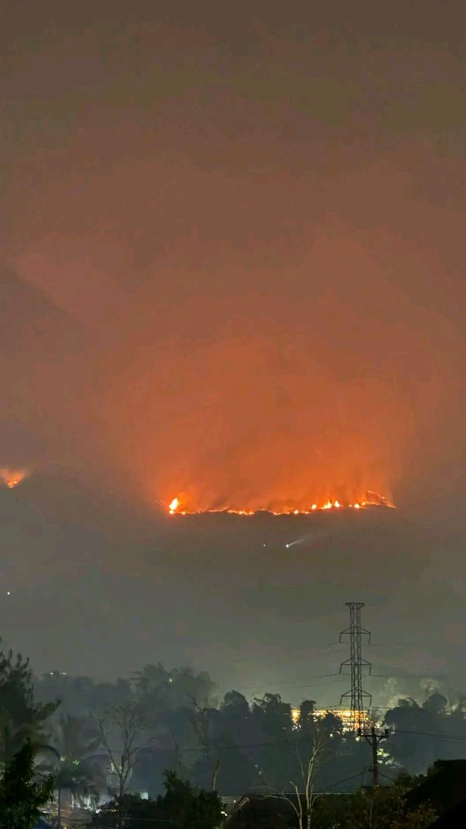 NaraSenyap's tweet photo. Kebakaran Hutan Lahan di Gunung Lokon, Kota Tomohon, Provinsi Sulawesi Utara,
13-14 Oktober 2026 https://t.co/shYJbPe8Od