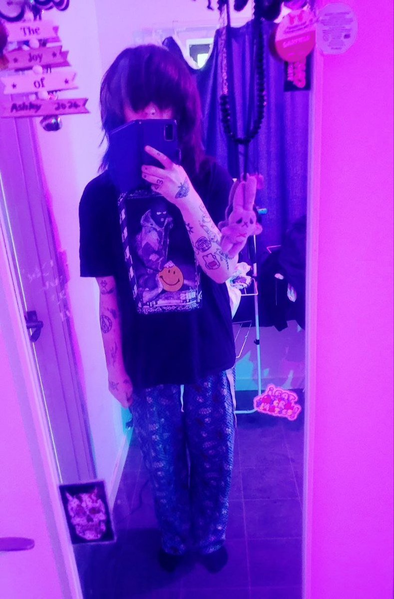 gloomygvrl666's tweet photo. cxvid vs nowish xd https://t.co/dYc4BnZZMb