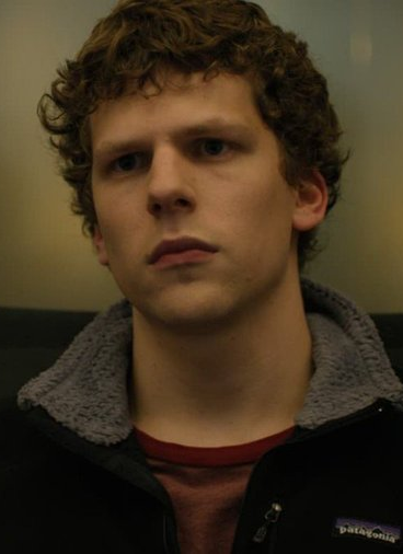 dailypop__'s tweet photo. Jesse Eisenberg à propos de ‘THE SOCIAL RECKONING’ :

« Je n’ai pas encore vu le film. Il vient tout juste de sortir… J’ai énormément de choses à dire dessus. J’adore le scénario et j’adore Aaron Sorkin. Ça a été un immense honneur de participer au premier film, si on peut l’appeler comme ça.

Je ne voulais simplement plus être associé à ce type et passer un an à faire la promotion du film en parlant d’un sujet dont je ne connais rien. Je n’utilise pas cette plateforme et, personnellement, ce genre de technologie ne m’intéresse pas. Je ne veux tout simplement pas en être un représentant. Mais je suis sûr que le film est formidable. »