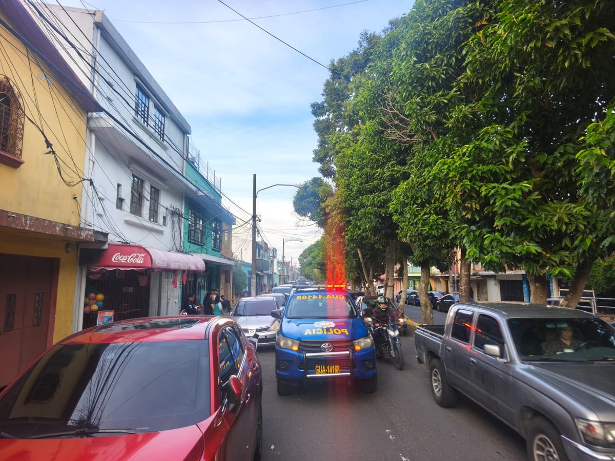 Triple colisión. 📍 16 avenida y 11 calle, zona 11. Se reporta colisión que involucra a dos vehículos particulares y una motocicleta. Se confirman únicamente…