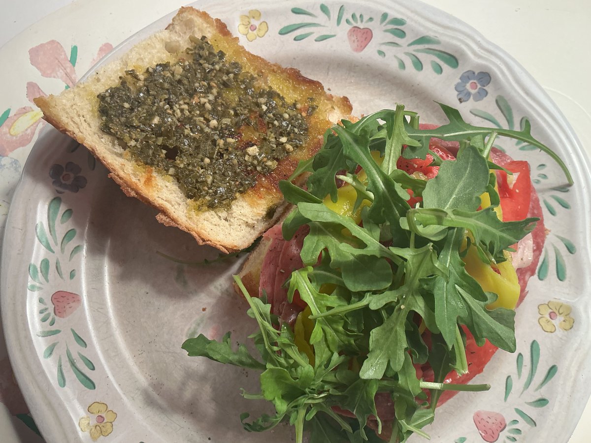 KimJuliaKyle1's tweet photo. Italian sandwich with Genoa salami, prosciutto, sliced fresh mozzarella, Roma tomatoes, arugula, basil, and sliced pepperocini. Served on French bread toasted in garlic oil, then slathered with basil pesto. Delizioso! 😋🥪 🍅 🌿🧄🇮🇹 https://t.co/M6hT4G34pH