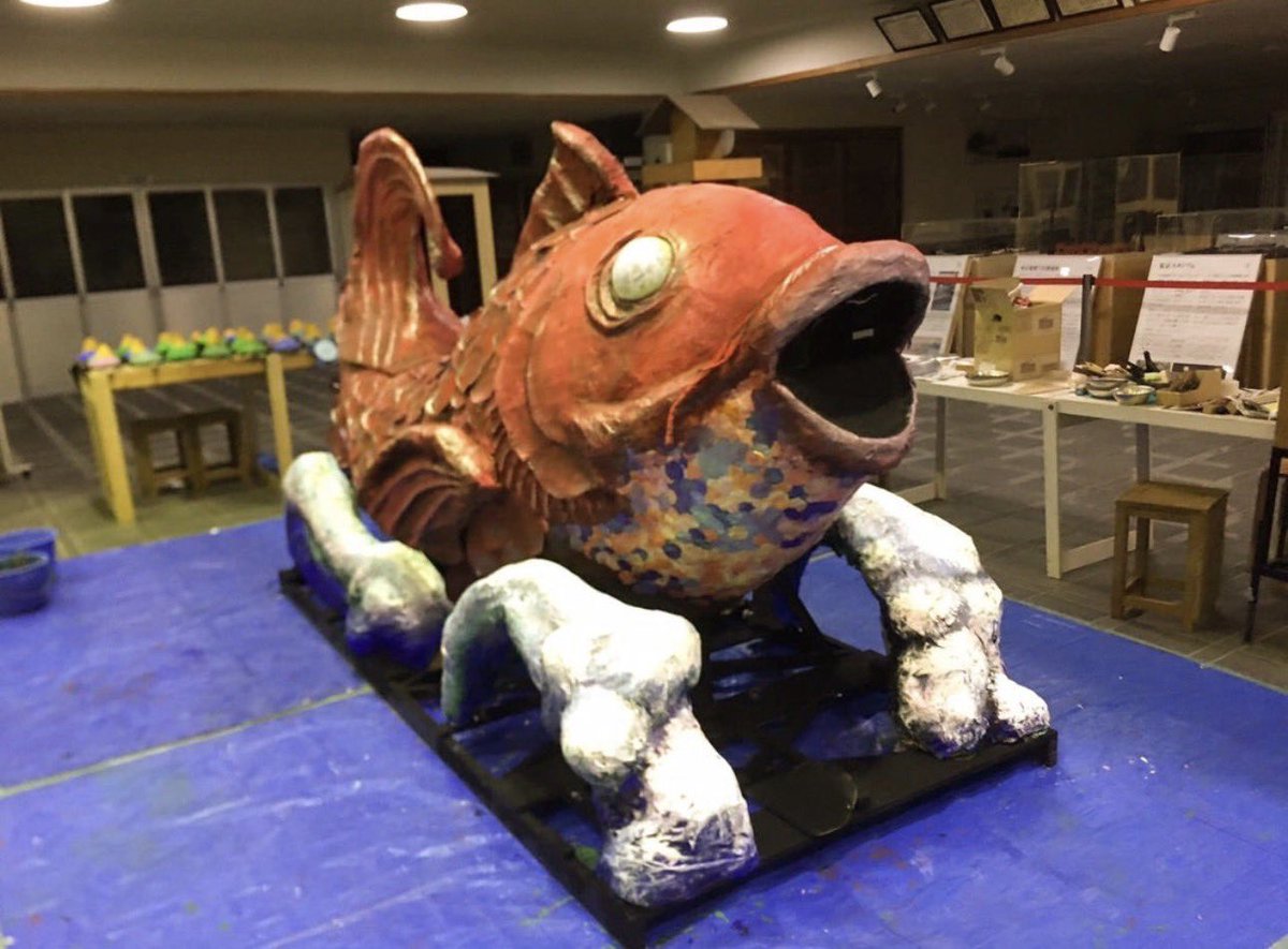 mononokekanko's tweet photo. こちらも都内の中学校で実施された妖怪御輿制作のワークショップで完成した妖怪御輿。隅田川に伝わる巨大生物を張り子で作りました。
ワークショップのご依頼は下記ホームページよりお願い致します。
https://t.co/90o4M8KDdA

#妖怪ワークショップ　#隅田川妖怪絵巻プロジェクト https://t.co/vcAEUdVuUV