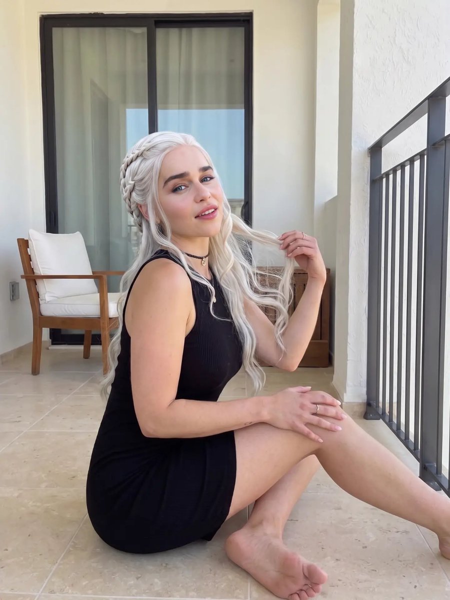 Vijitha96's tweet photo. Emilia Clarke at 39 ... HELLO??? 😭 https://t.co/gdRb9tsUaM