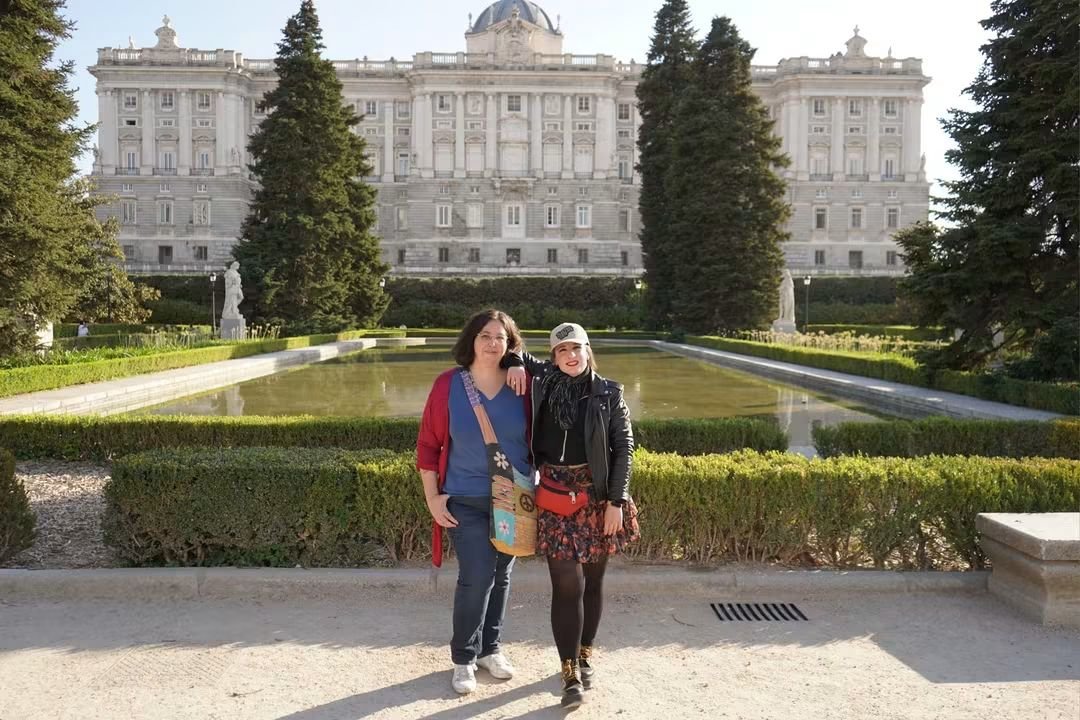 Taly851's tweet photo. No dejes escapar a las personas que hacen increíble tu mundo. #amigas #Madrid #JardinesDeSabatini #PalacioReal https://t.co/otZKq88cQP