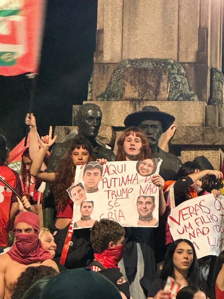 lingsorm's tweet photo. oi amor desculpa a demora pra responder estava lutando contra o fascismo https://t.co/1JbY9huZjN
