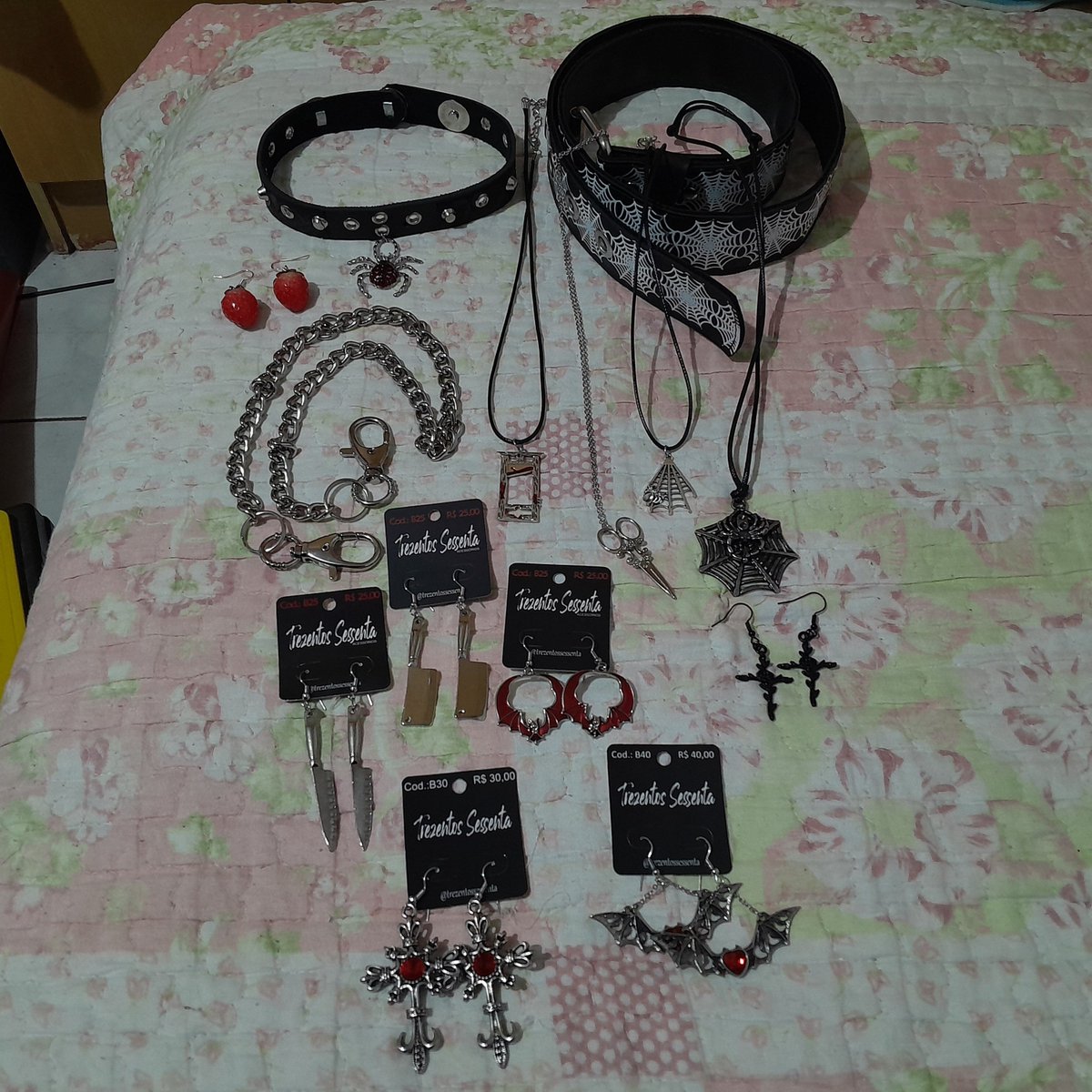Gabbbbb______XD's tweet photo. Acessórios e camisetas x3♡ https://t.co/Bu4lRpoZqT