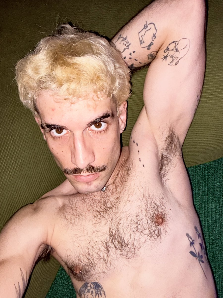 twunkfromspace's tweet photo. Hey, it’s me! The same gay guy you used to follow 😈😘 https://t.co/cdibJCSddp