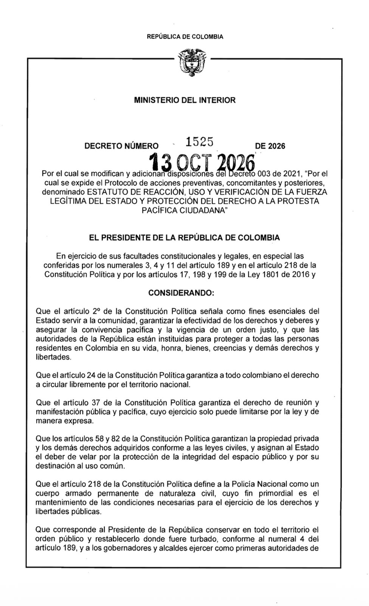 ELTIEMPO's tweet photo. 🔴 Ya hay decreto en firme para las marchas de este 14 de octubre. El gobierno del presidente Abelardo De La Espriella ‘estrenará’ lineamientos para las protestas e incluye medidas como: 

-Acompañamiento de la Policía a cuatro metros de distancia de las protestas. 
-Ampliación de lo que se considera violencia (lanzamiento de objetos, daños a la infraestructura pública, retención de personas) 
-Actuaciones mediante la fuerza aunque no se hayan agotado las etapas del diálogo. 

El Gobierno asegura que es un decreto garante, mientras que la oposición cuestiona que se vaya a aplicar sin una socialización profunda.