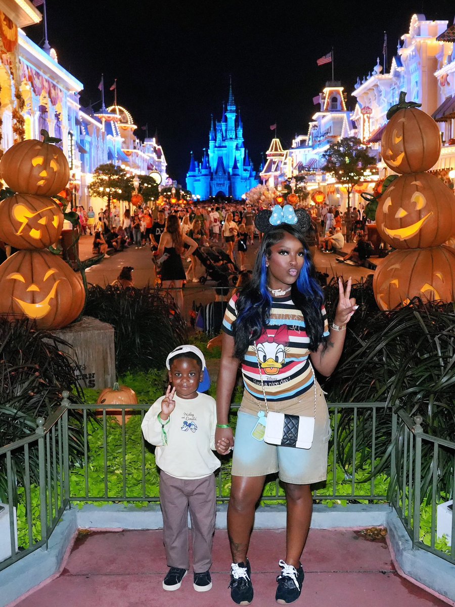 wavecheckers's tweet photo. Toie back in Disney World with her &amp; Lil Poppa’s son 🎃🕊️ https://t.co/2jLeUZ3CXN