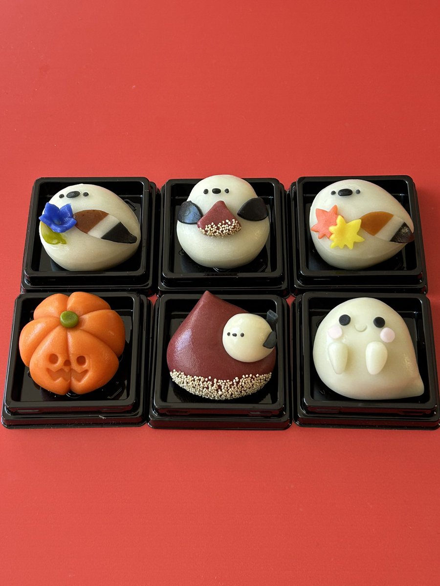 tsukushimakita's tweet photo. 🍎出店情報🍎

10月16日(金) 9時半頃〜

札幌チカホ　ビッセ前

ハロウィン生菓子　秋の干菓子　スイートポテト　懐中汁粉　くず湯　ごまもち　エナガ焼etc

アザラシの上用まんじゅう　栗きんとんもあります！

ご予約も受け付けてます！！ https://t.co/eHJXtaO3ql