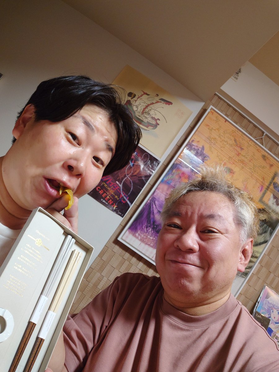 suzukiosamuchan's tweet photo. 本日10月14日は、僕と大島さんの結婚記念日です。 2002年10月14日に結婚しました。 結婚記念日の数え方がわからなかったので、チャッピーに聞いてみたところ、今回が24回目の結婚記念日になるそうです。 来年が25回目ということですね。 
早いな。 
改めて妻と確認したのですが、我々は本当に交際ゼロ日で結婚しました。 
婚姻届を出しに行く日が、初めて二人きりになった日でした。 そんな妻に、改めて「我々の結婚って何だったんだろうね？」と確認したところ、妻が「しゃれでしょ」と言いました。 
そうなんです。 本当に、こんなことを言ったら申し訳ないのですが、我々の結婚は最初、しゃれでした。 
しゃれから始まった結婚が、24回目の結婚記念日となりました。 
今は笑福という宝物も授かることができました。 笑福だけではなく、結婚してから我々夫婦にとって大切な宝物は、たくさんたくさんあります。 
結婚とは、さまざまな形があると思うし、あっていいと思います。 激しい恋をして結婚した人もいれば、マッチングアプリで結婚に至った人もいると思います。 
そして、我々のように、しゃれから始まる結婚もあっていいのではないかなと思ったりします。 
そんな結婚記念日に写真を撮ろうと。 我々がお世話になっている方から、結婚記念日のお箸をいただきました。 
そして、そのお箸と一緒に、最近もらったとてもうまい干し芋があると言って、妻に干し芋を食べさせながら写真を撮ったら、餌付けのような写真になってしまいました。 
こんなのもまた、我々夫婦としてはいいのではないかなと思ったりします。 
結婚生活、そして家族は、自分たちの力だけではうまくいきません。 
たくさんの方たちの支えがあってこそだと思っております。 
本当に本当に、ありがとうございます。