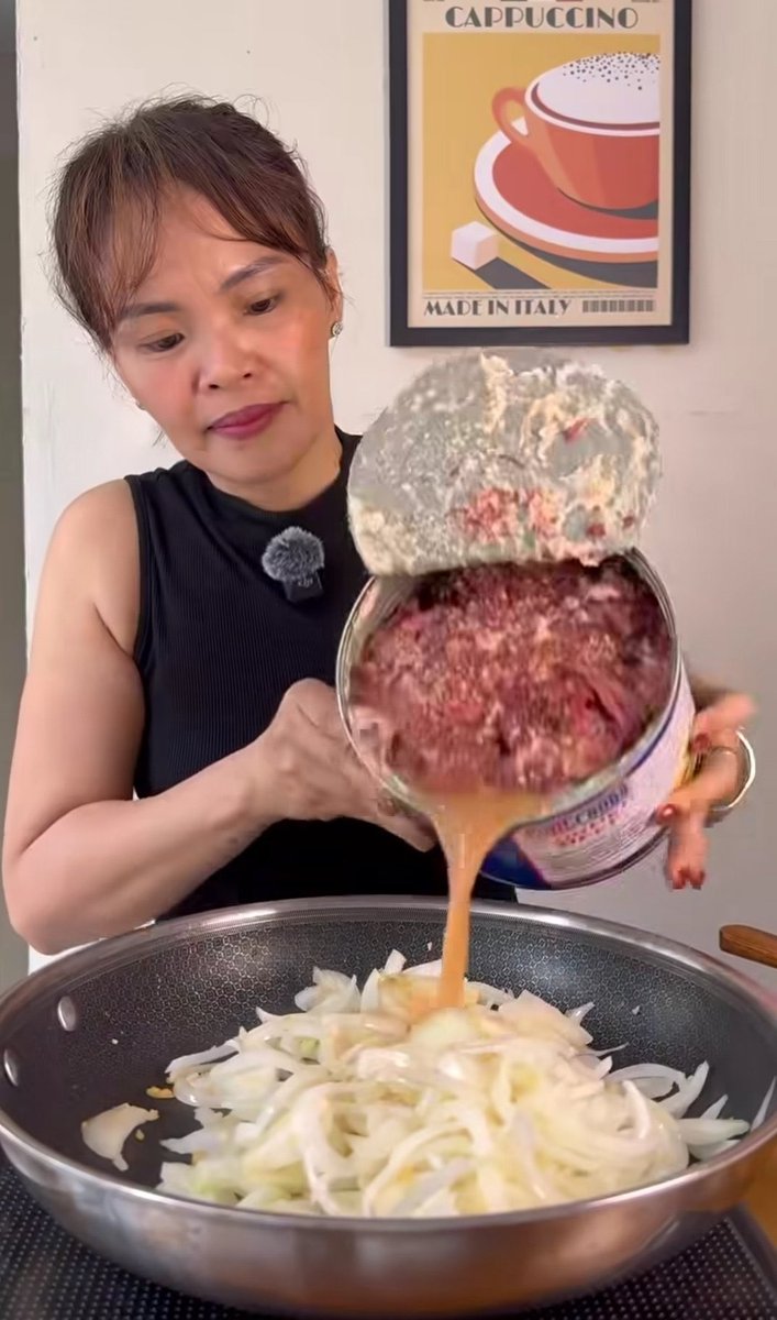 AJfinds_'s tweet photo. TEH?! 😭😂 KUNG HINDI DAHIL SA TEAM RYZZA, HANGGANG NGAYON DI KO MALALAMAN NA MAY CORNED BEEF PALANG PANG-BARANGAY SA LAKI! 😭🥩

PUREFOODS, ANO ’TO?! PANG-ISANG LINGGO ANG ISANG LATA?! 🤣🤌🏻 SOBRANG LAKI, PANG-FAMILY PACK NA TALAGA! 😂🍽️ https://t.co/tTMBNSIq3K